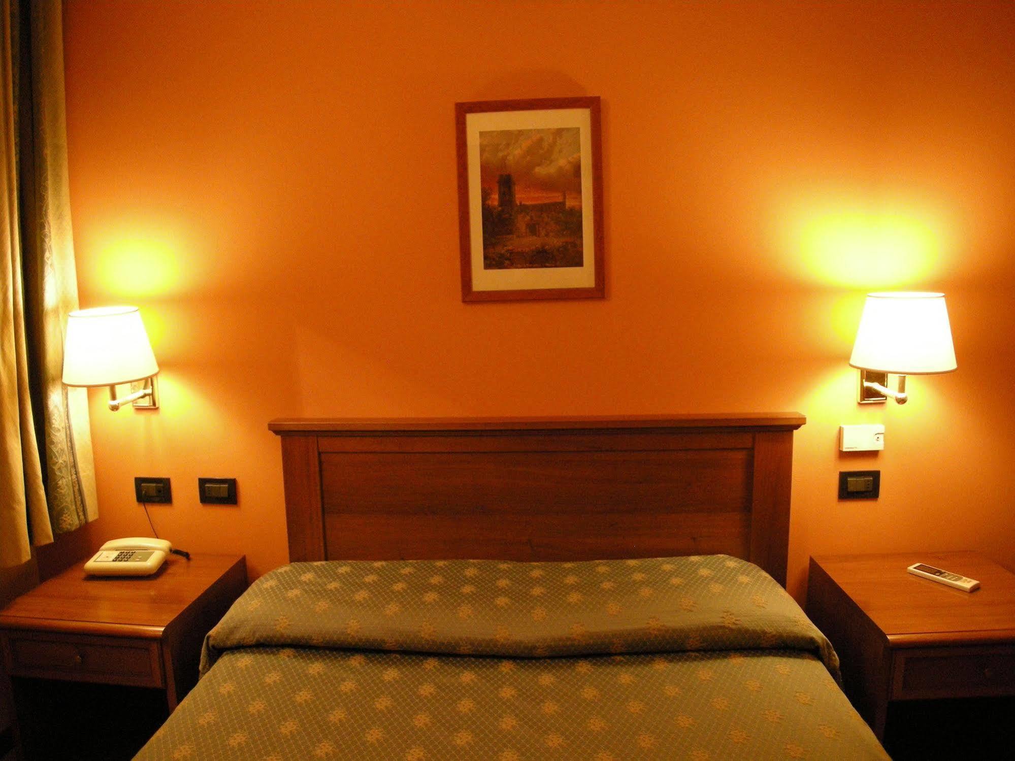 Hotel Forum Rozzano Buitenkant foto